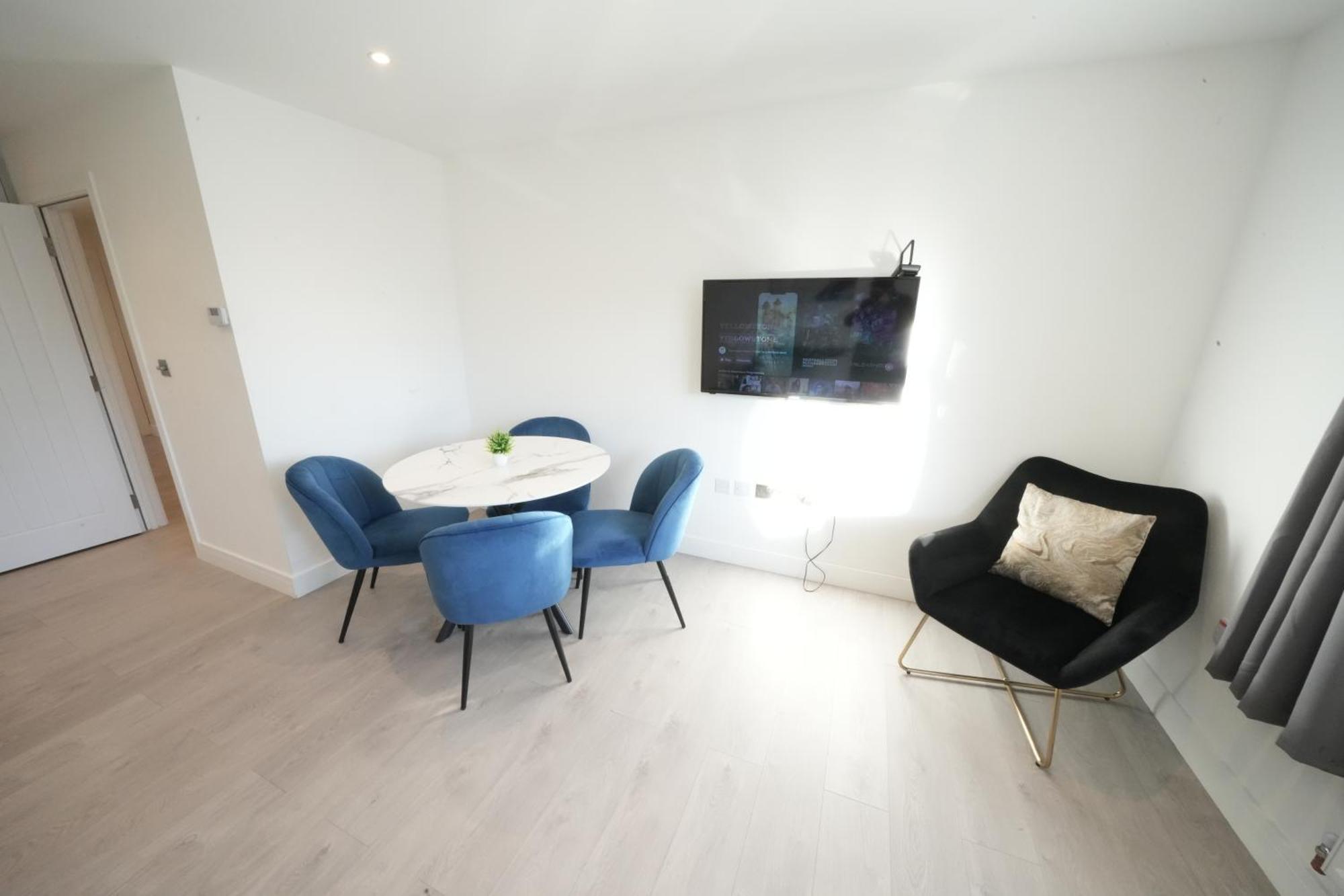 10 Min Drive To Airport - Free Parking - 15 Min Bus Ride - Ev Charge Available Apartment Stanwell Luaran gambar