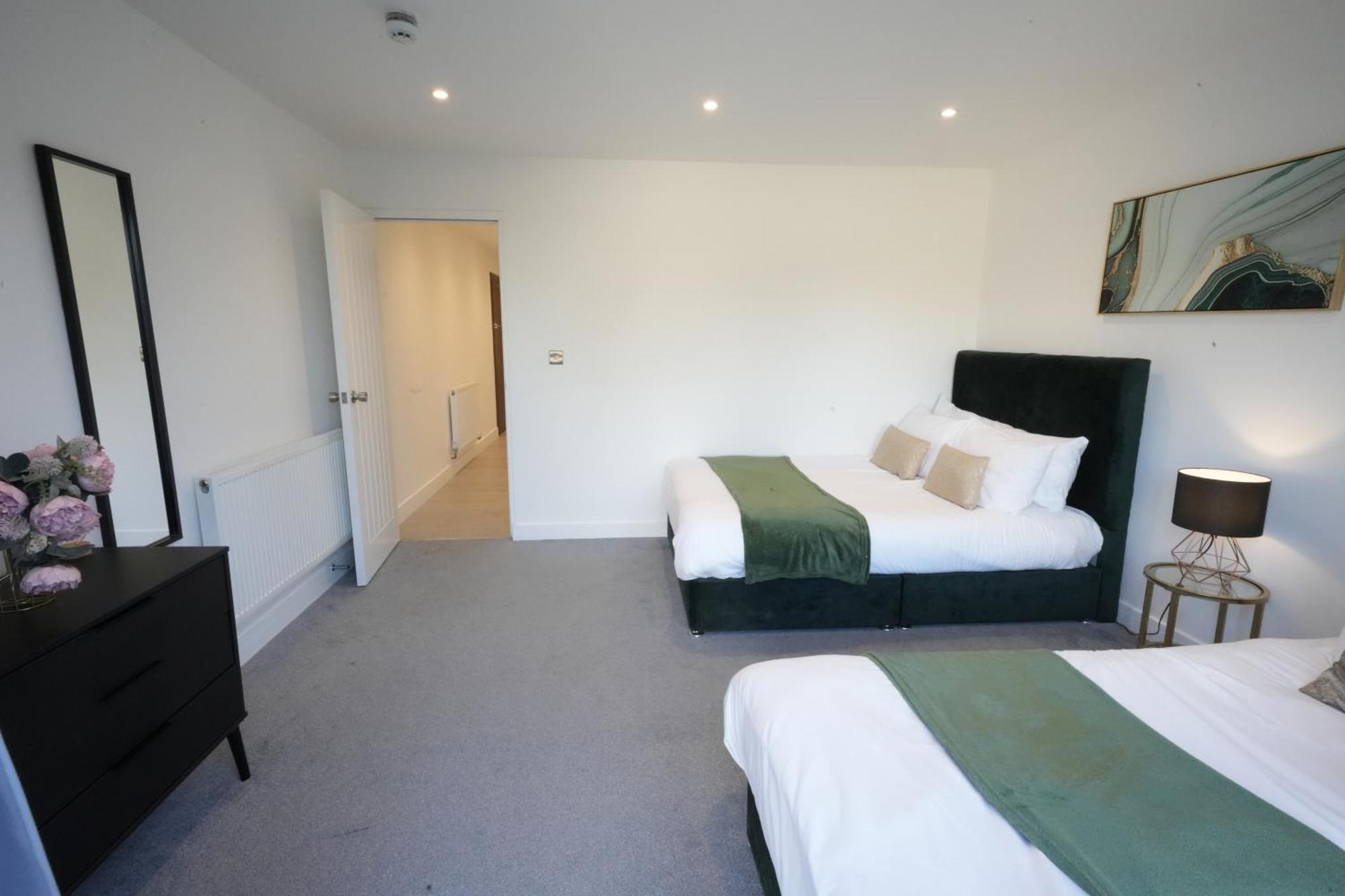 10 Min Drive To Airport - Free Parking - 15 Min Bus Ride - Ev Charge Available Apartment Stanwell Luaran gambar