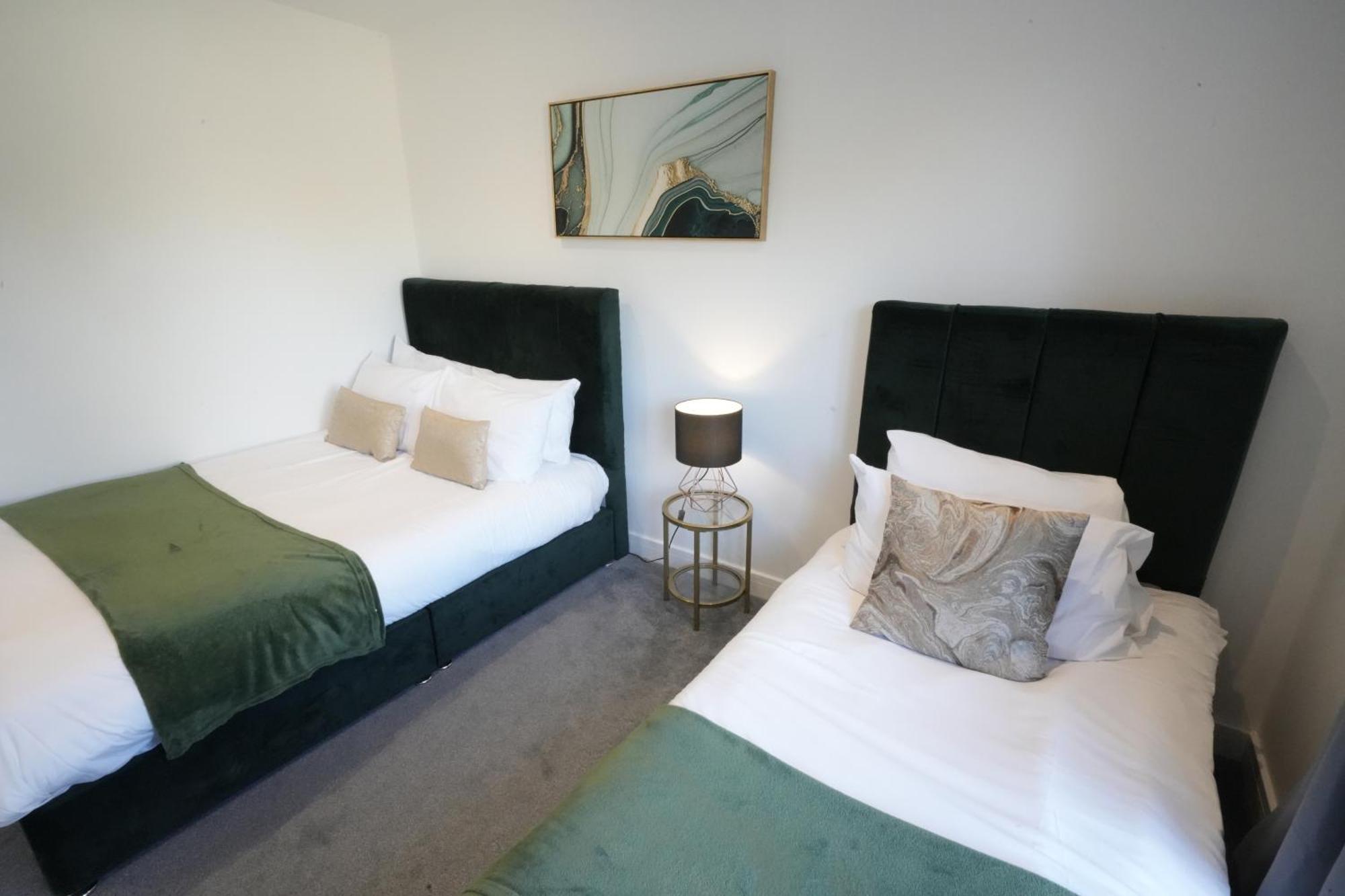 10 Min Drive To Airport - Free Parking - 15 Min Bus Ride - Ev Charge Available Apartment Stanwell Luaran gambar