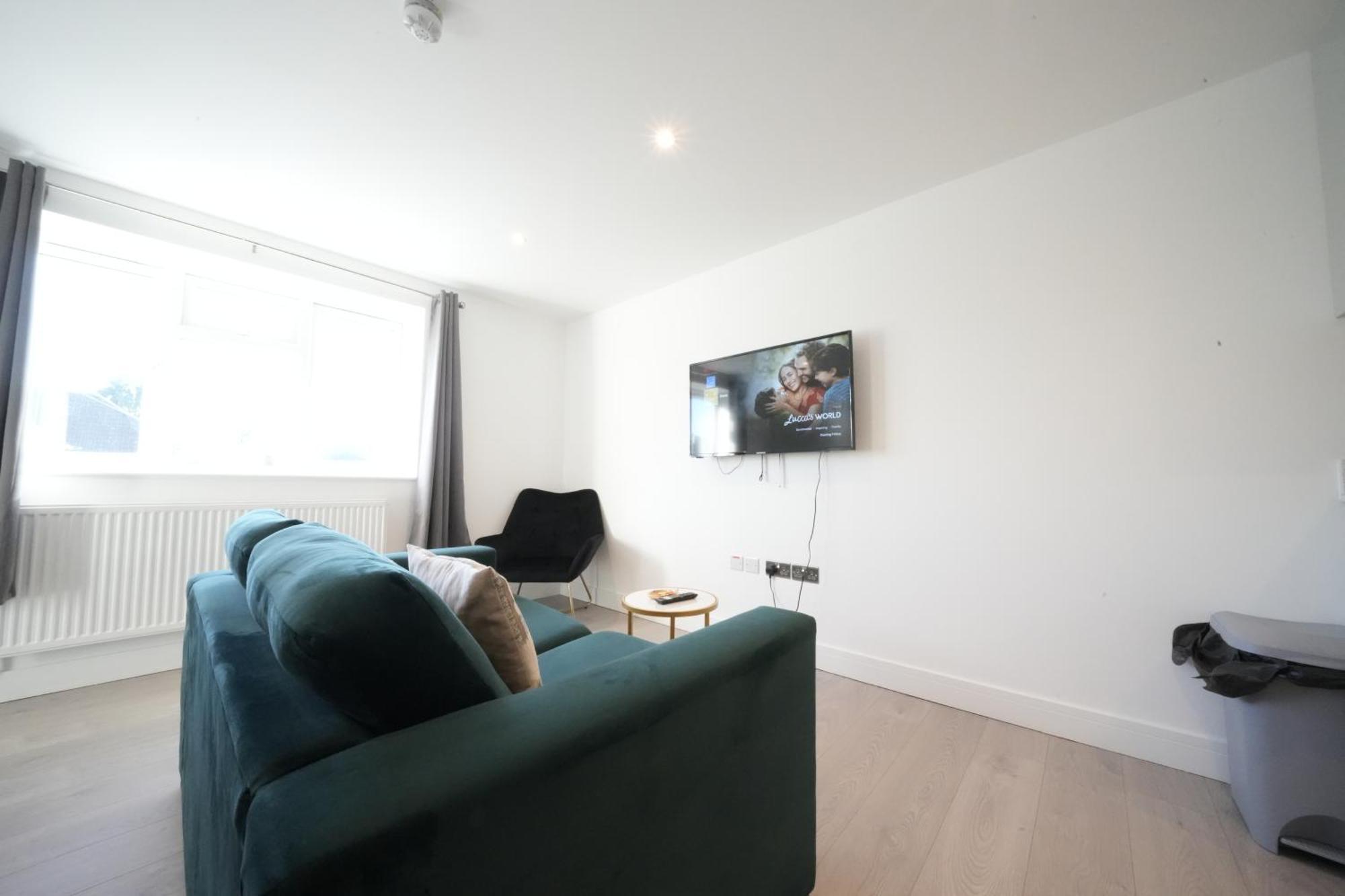 10 Min Drive To Airport - Free Parking - 15 Min Bus Ride - Ev Charge Available Apartment Stanwell Luaran gambar