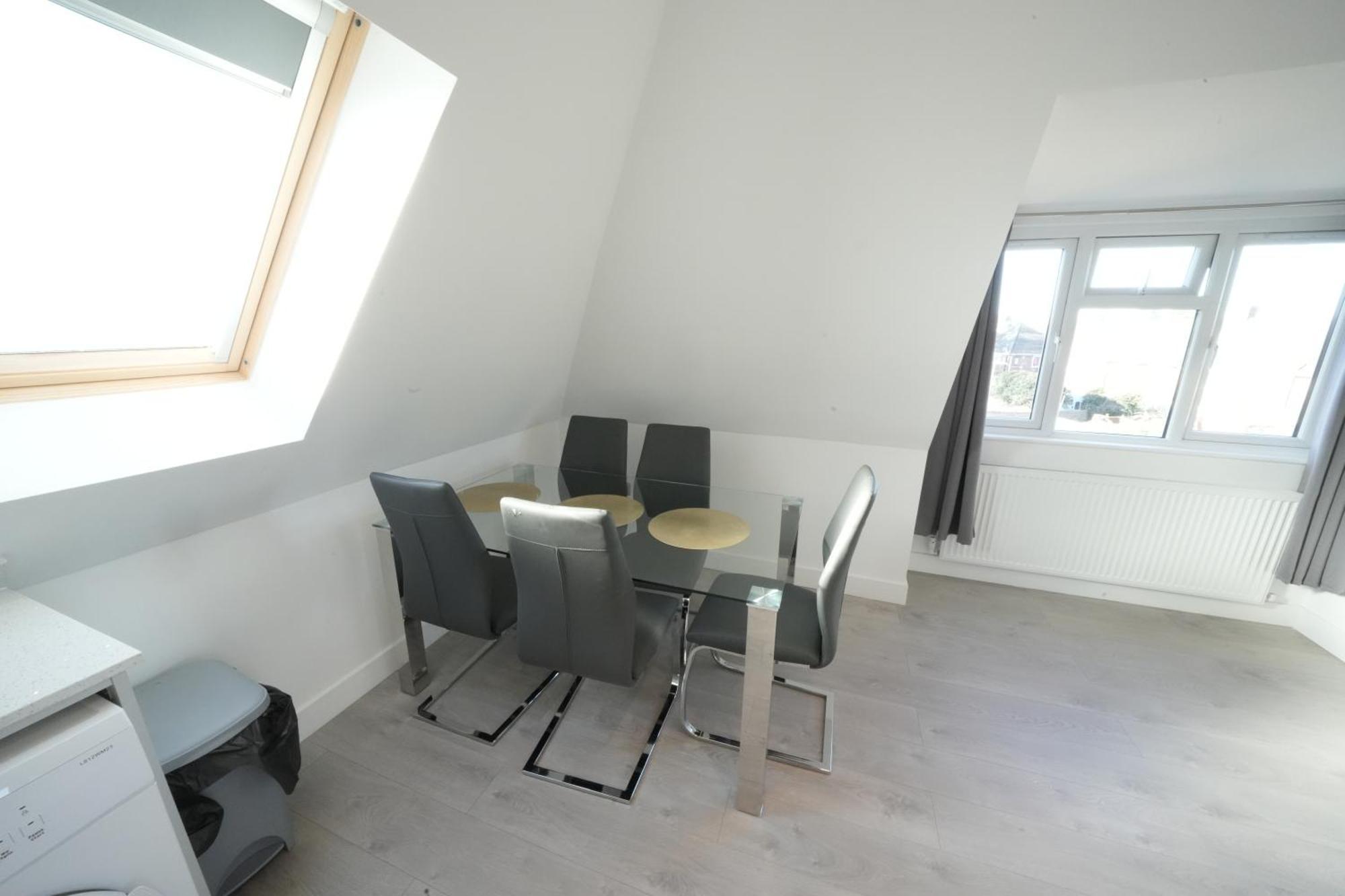 10 Min Drive To Airport - Free Parking - 15 Min Bus Ride - Ev Charge Available Apartment Stanwell Luaran gambar