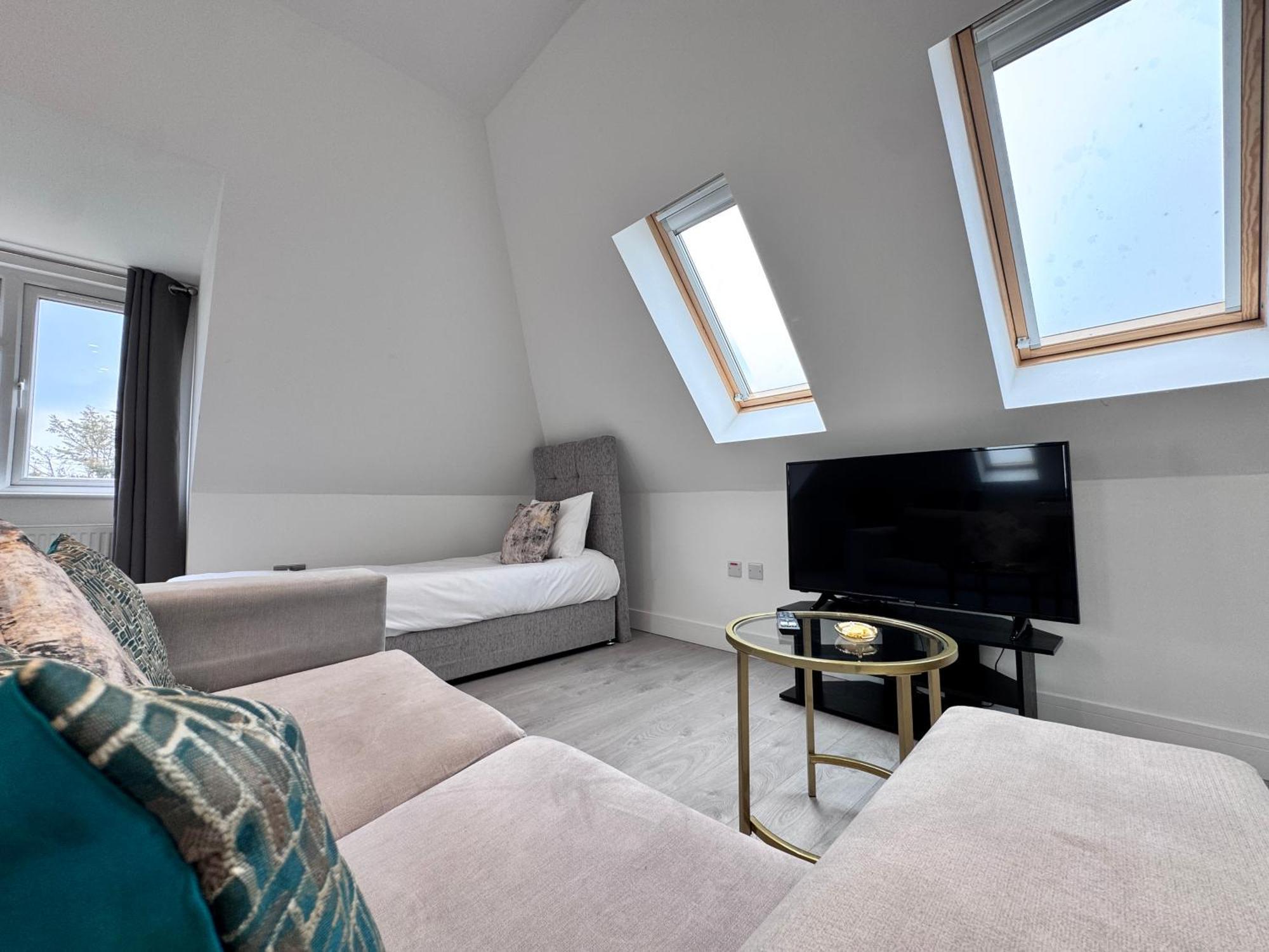 10 Min Drive To Airport - Free Parking - 15 Min Bus Ride - Ev Charge Available Apartment Stanwell Luaran gambar
