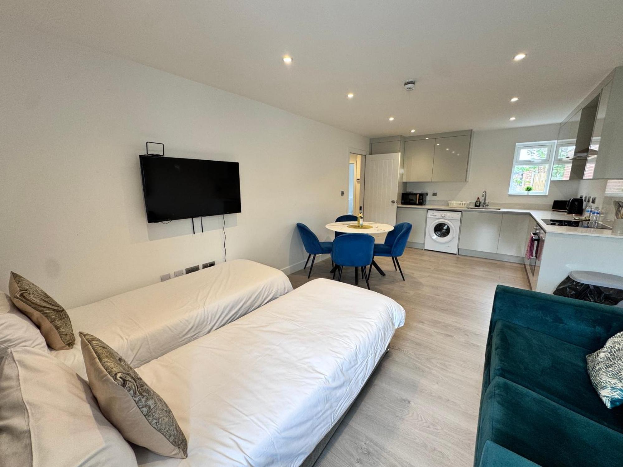 10 Min Drive To Airport - Free Parking - 15 Min Bus Ride - Ev Charge Available Apartment Stanwell Luaran gambar
