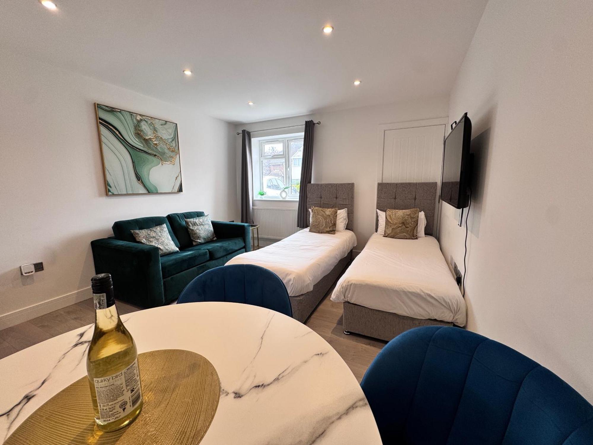 10 Min Drive To Airport - Free Parking - 15 Min Bus Ride - Ev Charge Available Apartment Stanwell Luaran gambar